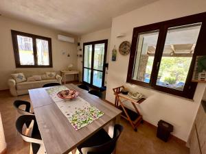 a living room with a wooden table and chairs at Villa Lotty a 5 minuti a piedi dal mare in Torre delle Stelle