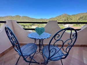 a table and two chairs on a balcony at Villa Lotty a 5 minuti a piedi dal mare in Torre delle Stelle