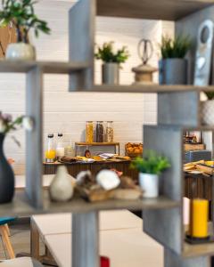 una cocina con una mesa con comida. en Hotel Lilas Blanc, en París