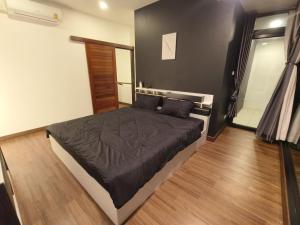 um quarto com uma cama grande num quarto em KS villa em San Sai
