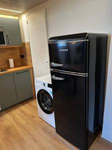 A kitchen or kitchenette at Contemporary Studio + free parking