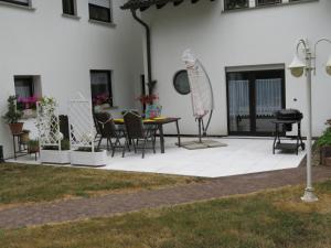 un patio con mesa y sillas en una casa en Sunny Hill, en Oberthal