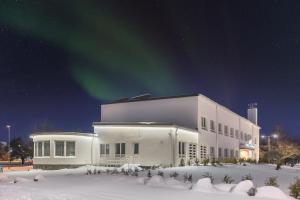 a building with the aurora in the sky at Hangon Asema 12 in Hanko