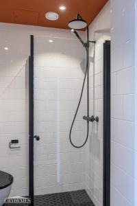 een badkamer met een douche met een douchekop bij Hangon Asema 12 in Hanko