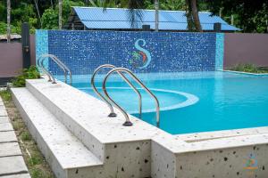 una piscina con dos barras metálicas en el agua en Senses Havelock resort, en Isla Havelock 56 fotos más
