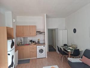une cuisine et un salon avec une table et une cuisine dans l'établissement Appartement intramuros en hyper centre ville, à Avignon 8 autres photos