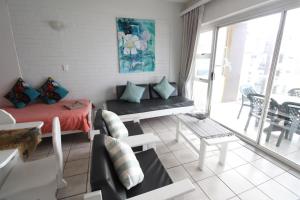 - un salon avec un lit et un canapé dans l'établissement Seagull 405, à Margate
