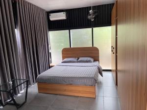 sypialnia z łóżkiem i dużym oknem w obiekcie Highland Vân Hòa Phú Yên w mieście Tuy Hòa