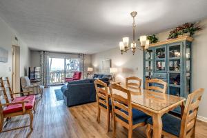 een eetkamer en een woonkamer met een tafel en stoelen bij Anchorage II A10 in Myrtle Beach
