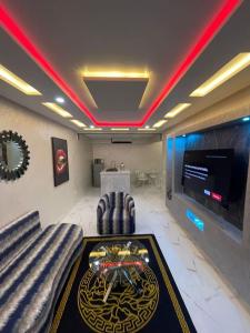 uma sala de estar com um sofá e uma televisão de ecrã grande em Guest Friendly!!! Kech Vacations Luxury Gulize Apartments em Marrakech