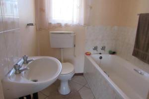 een badkamer met een wastafel, een toilet en een bad bij Butter and Jam in Harding