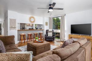 Μια τηλεόραση ή/και κέντρο ψυχαγωγίας στο Kailua Bay Resort 4-206 Corner Oceanview Downtown Unit