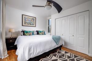 Ένα ή περισσότερα κρεβάτια σε δωμάτιο στο Kailua Bay Resort 4-206 Corner Oceanview Downtown Unit +18 φωτογραφίες