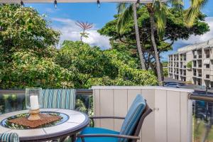 Μπαλκόνι ή βεράντα στο Kailua Bay Resort 4-206 Corner Oceanview Downtown Unit