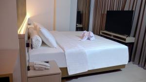 Tempat tidur dalam kamar di Front One Boutique Hotel Taman Anggrek