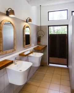 La salle de bains est pourvue de 2 lavabos et de 2 miroirs. dans l'établissement Samba Ahangama, à Ahangama