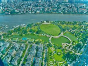 uma vista aérea de um parque ao lado de uma massa de água em Landmark 81 - Luxury 1,2,3,4 Bedroom Apartments - Stay in the Top of Vietnam em Ho Chi Minh