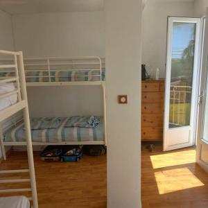 1 dormitorio con 2 literas y espejo en Plage des Sablettes -St Mandrier Maison du Pécheur, en La Seyne-sur-Mer