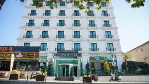 un bâtiment blanc avec un magasin devant lui dans l'établissement Vois Hotel Atasehir & SPA, à Istanbul