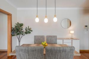 einen Esstisch mit einer Obstschale darauf in der Unterkunft Ajuda IV by An Island Apart in Funchal + 15 Fotos