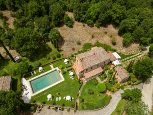 una vista aérea de una finca con piscina en Podere la Casina Country Chic, en Rigomagno