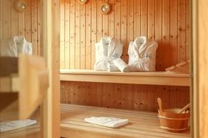 a sauna with white towels on a shelf at Das Reet in Middelhagen