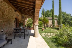an outdoor patio with a table and chairs at Podere la Casina Country Chic in Rigomagno