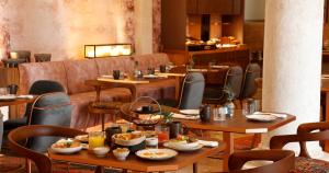 um restaurante com mesas e cadeiras com comida em Convent Square Lisbon, Vignette Collection, an IHG Hotel em Lisboa