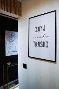 una pared blanca con un cuadro enmarcado en Apartament Cieszynka, en Ciechanów