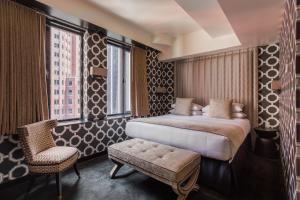 Postel nebo postele na pokoji v ubytování 45 Times Square Hotel