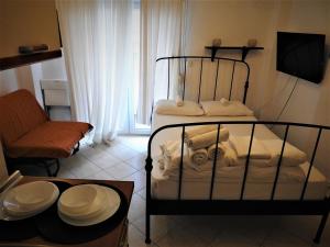 um quarto com uma cama, uma cadeira e uma mesa em Konstantinos's Luxury Studio em Tessalônica