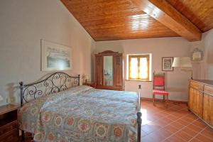 una camera con letto e soffitto in legno di Scerfio by PosarelliVillas a Pieve a Presciano