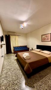 1 dormitorio con 1 cama grande en una habitación en AviaTour Apartments, en Loutraki