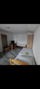 um quarto com uma cama e uma cadeira em Gostionica Kod Krlje em Nova Topola