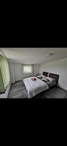 ein Schlafzimmer mit einem großen Bett und einem Fenster in der Unterkunft Gostionica Kod Krlje in Nova Topola