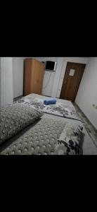 um quarto com uma cama com um objecto azul em Gostionica Kod Krlje em Nova Topola