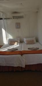 Tempat tidur dalam kamar di Houseboat with aircon and splash pool - 2128