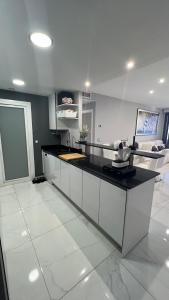A kitchen or kitchenette at Infinity View ( Arenales del Sol )