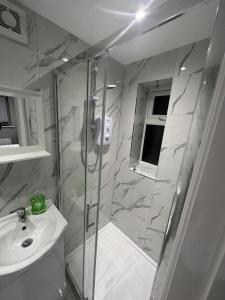 Kupaonica u objektu Beautiful 1-Bed Modern Luxury Apartment in Luton