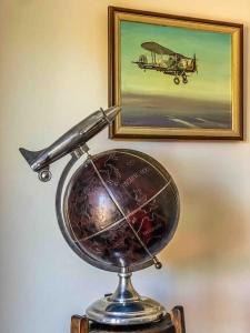 um globo com uma arma em cima dele em frente a uma imagem em Residenze di Paola em Pavullo nel Frignano