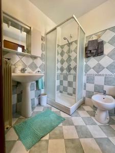 uma casa de banho com um chuveiro, um lavatório e um WC. em Residenze di Paola em Pavullo nel Frignano