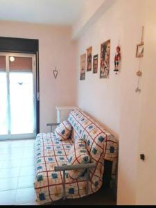 ein Schlafzimmer mit einem Bett in einem Zimmer in der Unterkunft Fresco relax appartamento Finale di Pollina in Finale