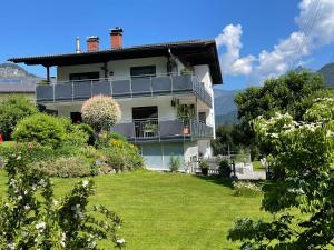 een huis op een heuvel met een tuin bij Rosis Ferienwohnung in Vandans