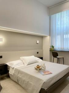 Civico29 appartamento bilocale في كومو: غرفة نوم مع سرير مع وعاء من الطعام عليه