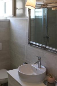 ein Badezimmer mit Waschbecken, Spiegel und Toilette in der Unterkunft App Sanny with nice terrace in Malinska