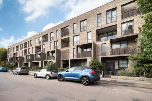 a building with cars parked in front of it at Chic London 1 bedroom flat in London