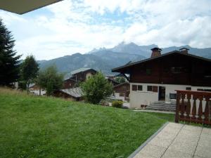 克雷斯特沃朗Appartement 3 pièces, terrasse Sud-Ouest, à 100m des pistes, 6 couchages, village à 500m, garage inclus - FR-1-733-3的山上的房子，背景是群山 更多3张照片
