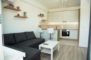 een woonkamer met een bank en een tafel bij AquaVista Apartman in Jagodina