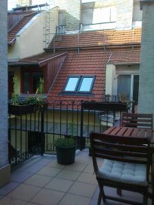 un balcone con panchina e un edificio di HB Downtown Sunny Apartman a Budapest