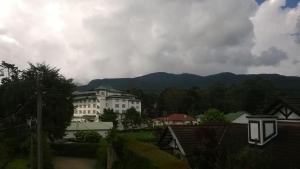 Vista generica sulle montagne o vista sulle montagne dall'interno dell'hotel